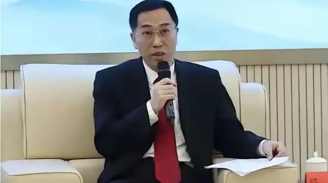 法学界陈枫再次建议，对入境我国的外籍留学生、商务务工签证人员落地入境时，必须统一