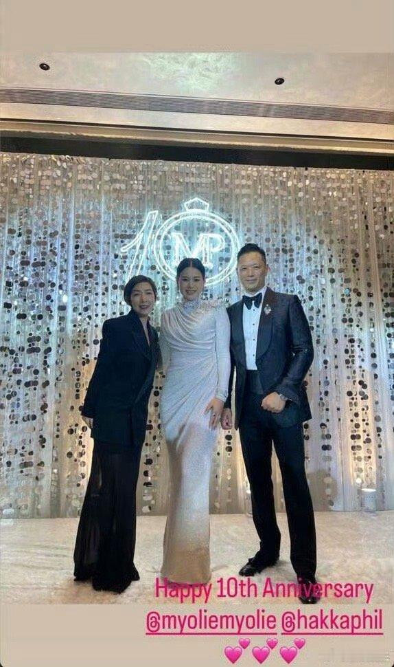 胡杏儿李乘德纪念结婚十周年。 