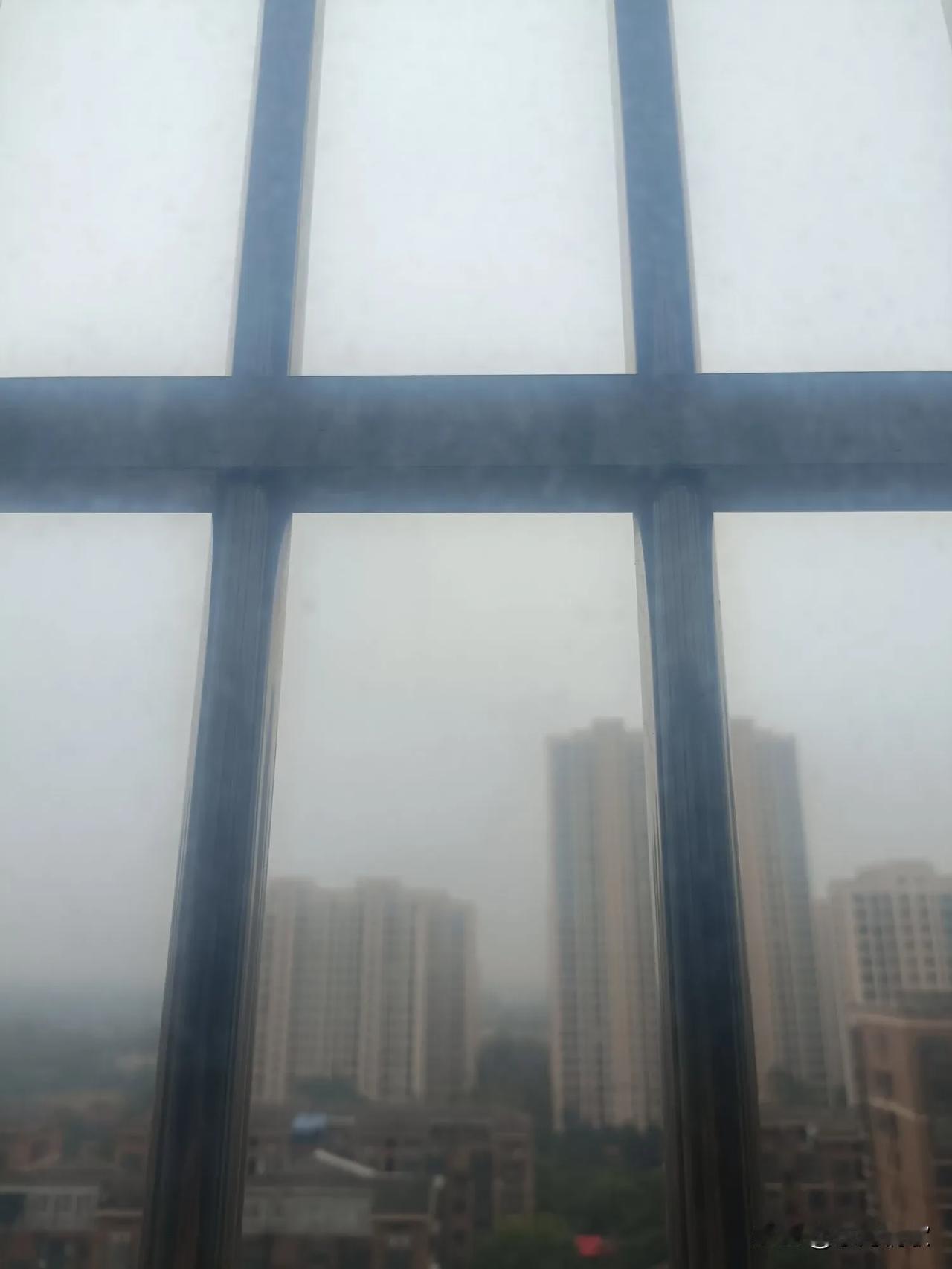 雾蒙蒙的一片，真的是让人的心情都不好了。为什么一到下雨或阴天看上去就雾蒙蒙的了？