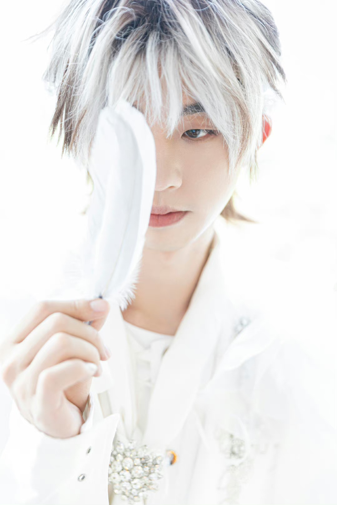 #何运晨巡演造型#何运晨巡演造型也太绝了吧！一身纯白的服饰加上白发。有一种仙子落