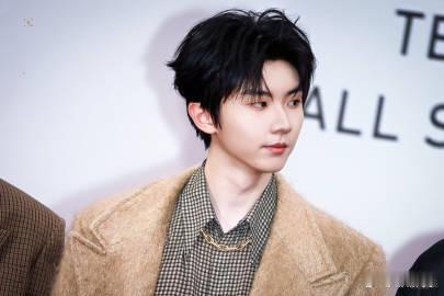 马嘉祺名利场贵公子 哇塞，马嘉祺一出现在名利场，整个氛围都不一样了！他身着华丽的