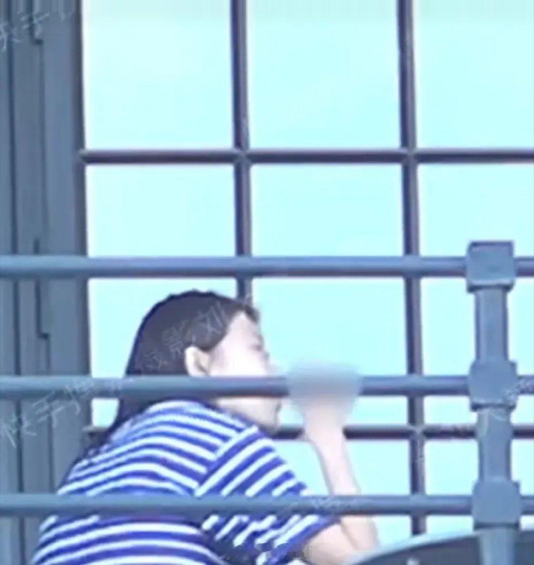 杨笠抽烟杨笠上热搜了，重点不该是豪宅吗，杨笠被拍到在豪宅抽烟，她现在流量大的可怕