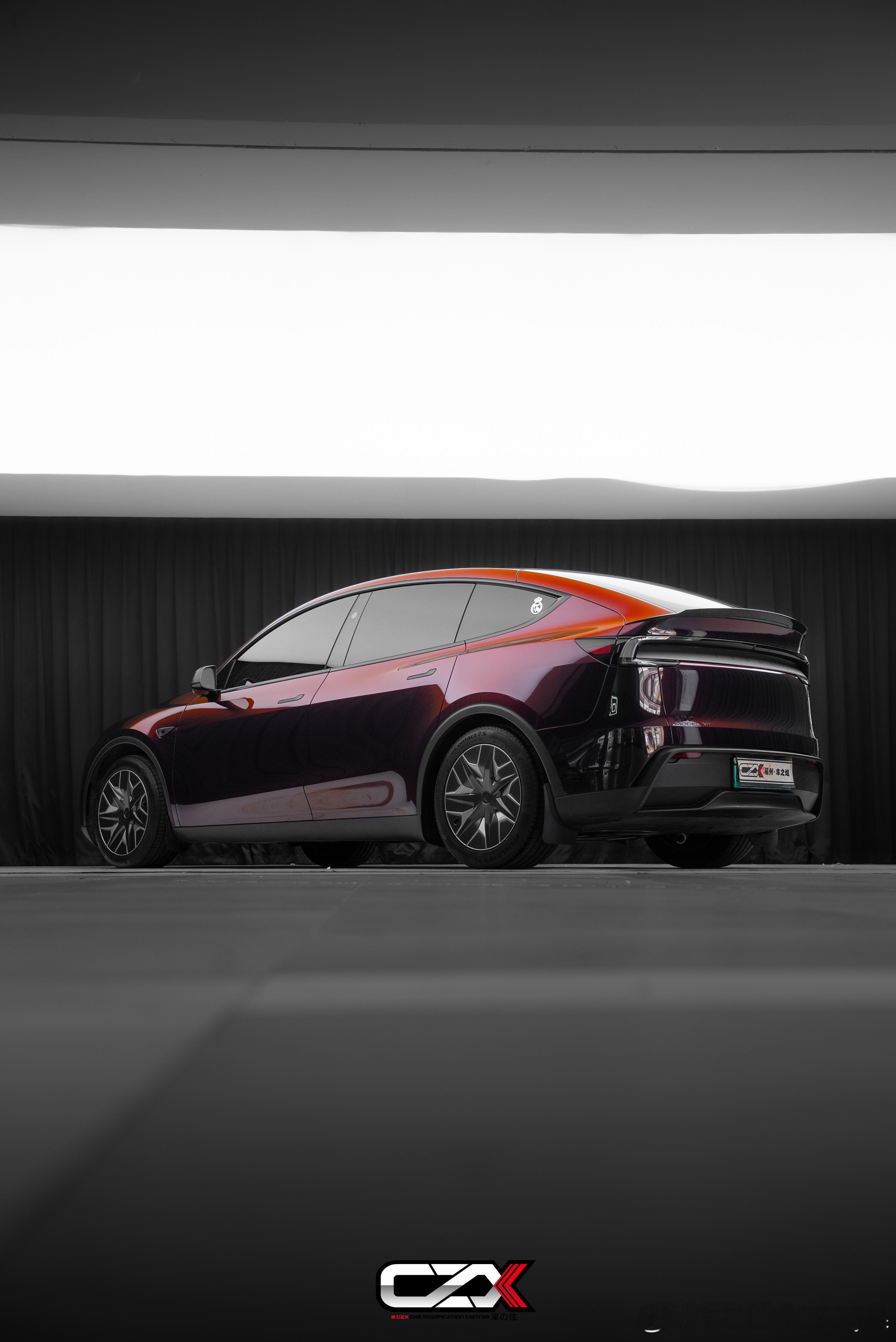 特斯拉Model Y改色贴膜AX PET流光黑魅红完工 远观是沉稳深邃的暗夜黑 