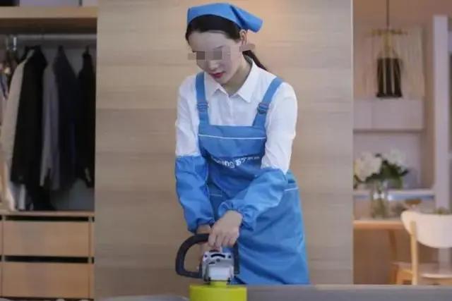 上海，女保姆在男雇主家的浴缸洗澡，准备挂衣服的时候，不小心滑倒导致骨折，男雇主担