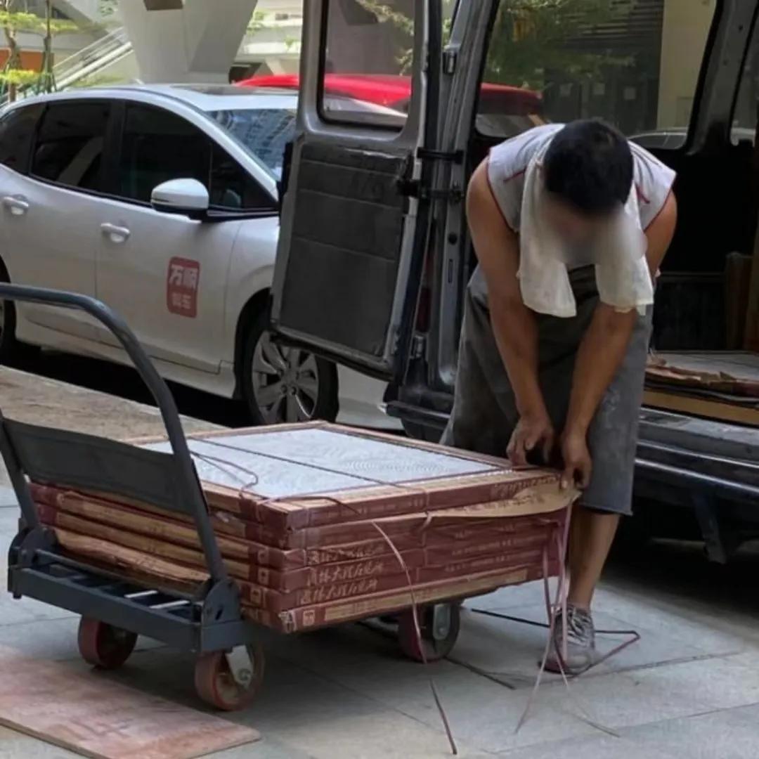 广西桂平，一名货主委托货车司机运送一批瓷砖，货物送达目的地后，双方发现共有 11