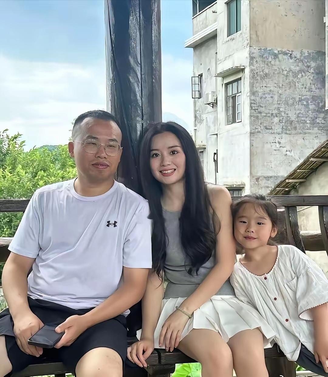 这男人一看就很爱老婆。
