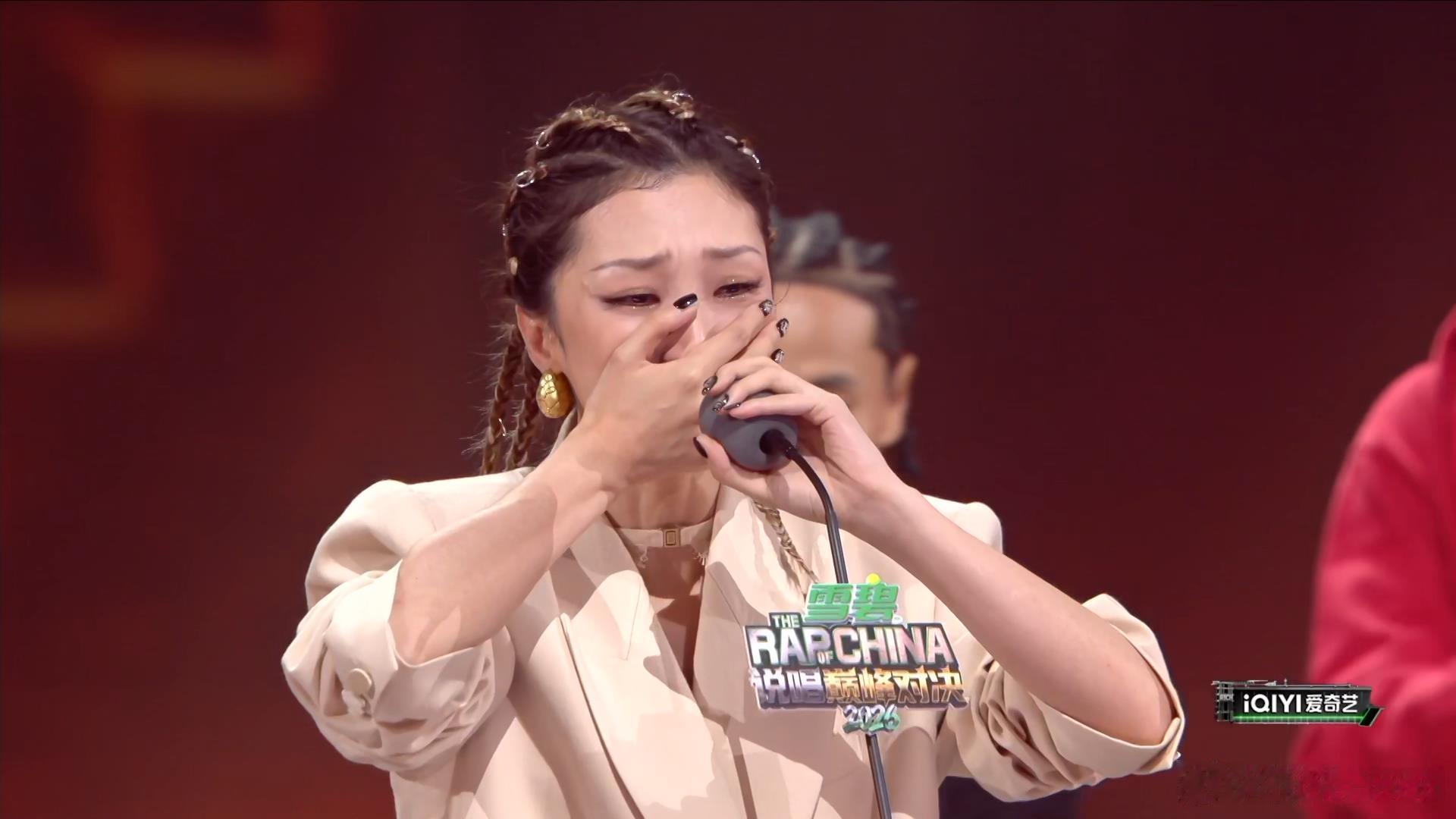 热泪了！Yamy成为第四位进入名人堂的Rapper说唱巅峰对决2026总决赛中国
