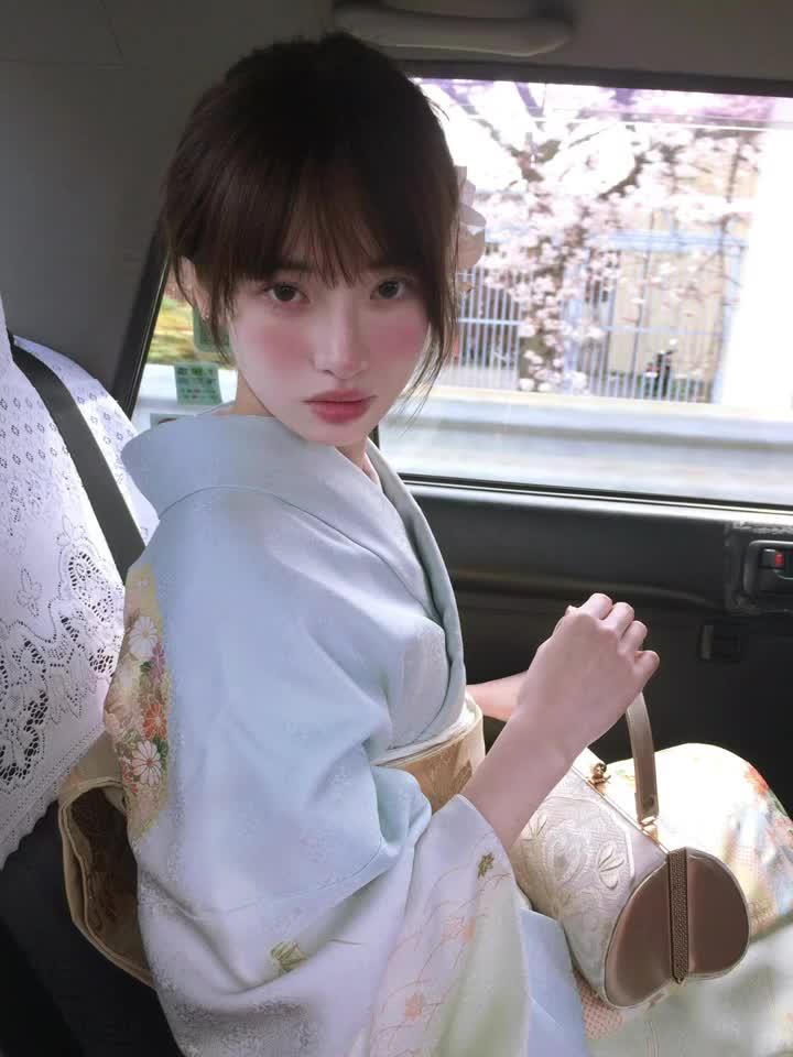 你常常不自信怕比不上很多人 可是玫瑰代替不了紫罗兰 我的爱给你兜底