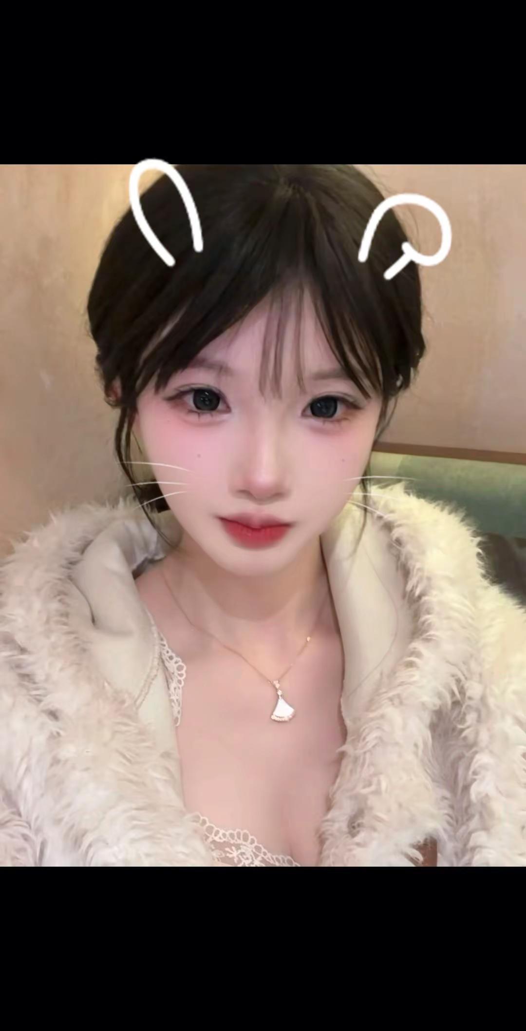 靠在你肩上最好了 用头发蹭蹭最好了 十指相扣最好了 鼻子猛吸对方身上的味道最好了