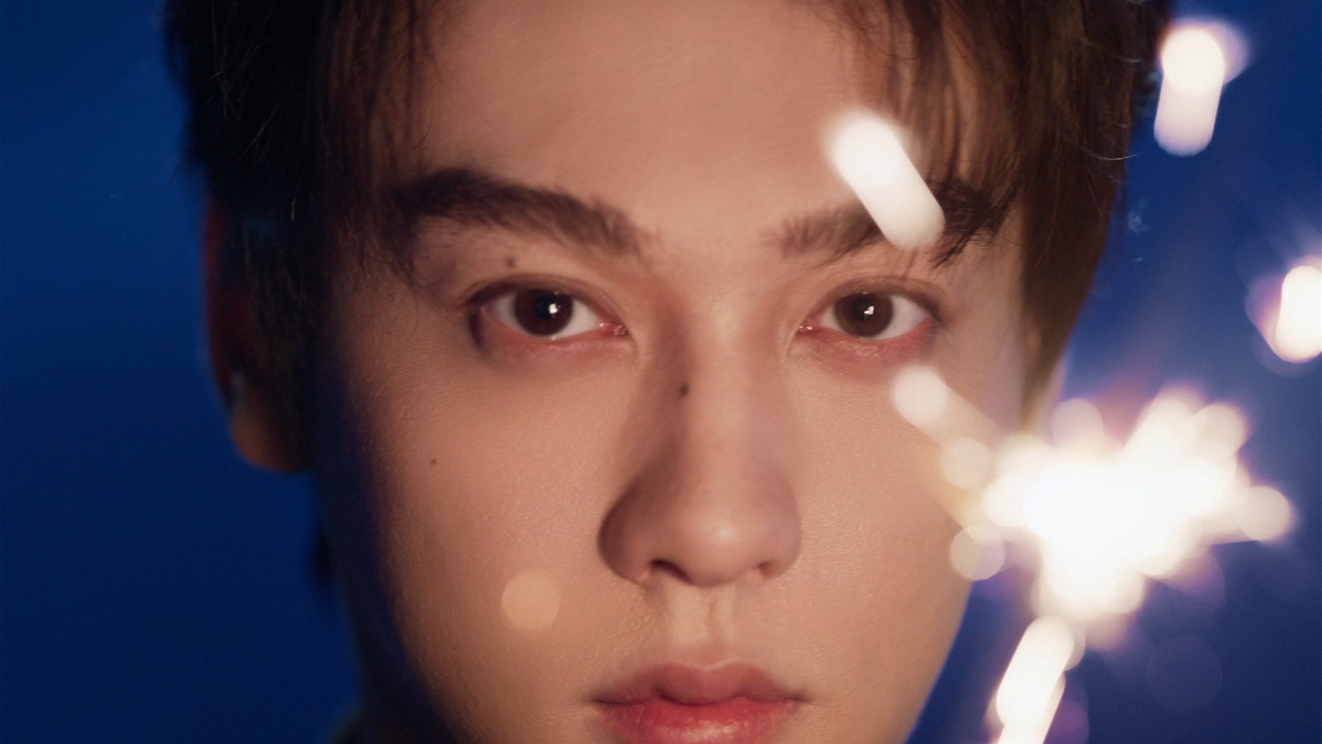 田栩宁田栩宁首个彩妆代言 巴黎欧莱雅的影像美学，精准捕捉了田栩宁与黑金气垫共生的