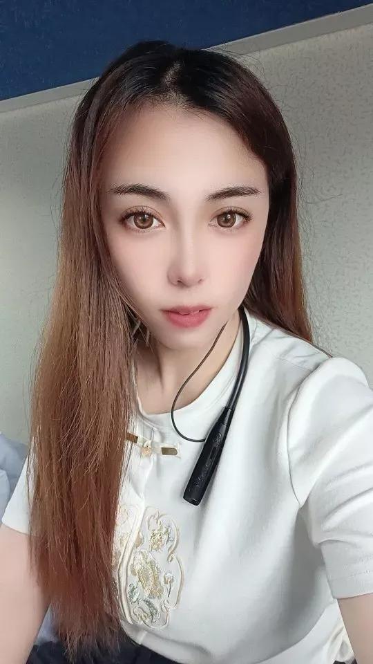 都说男人只有把照片挂在墙上才会老实，以前相信，现在不信了，因为我老公才40岁出头