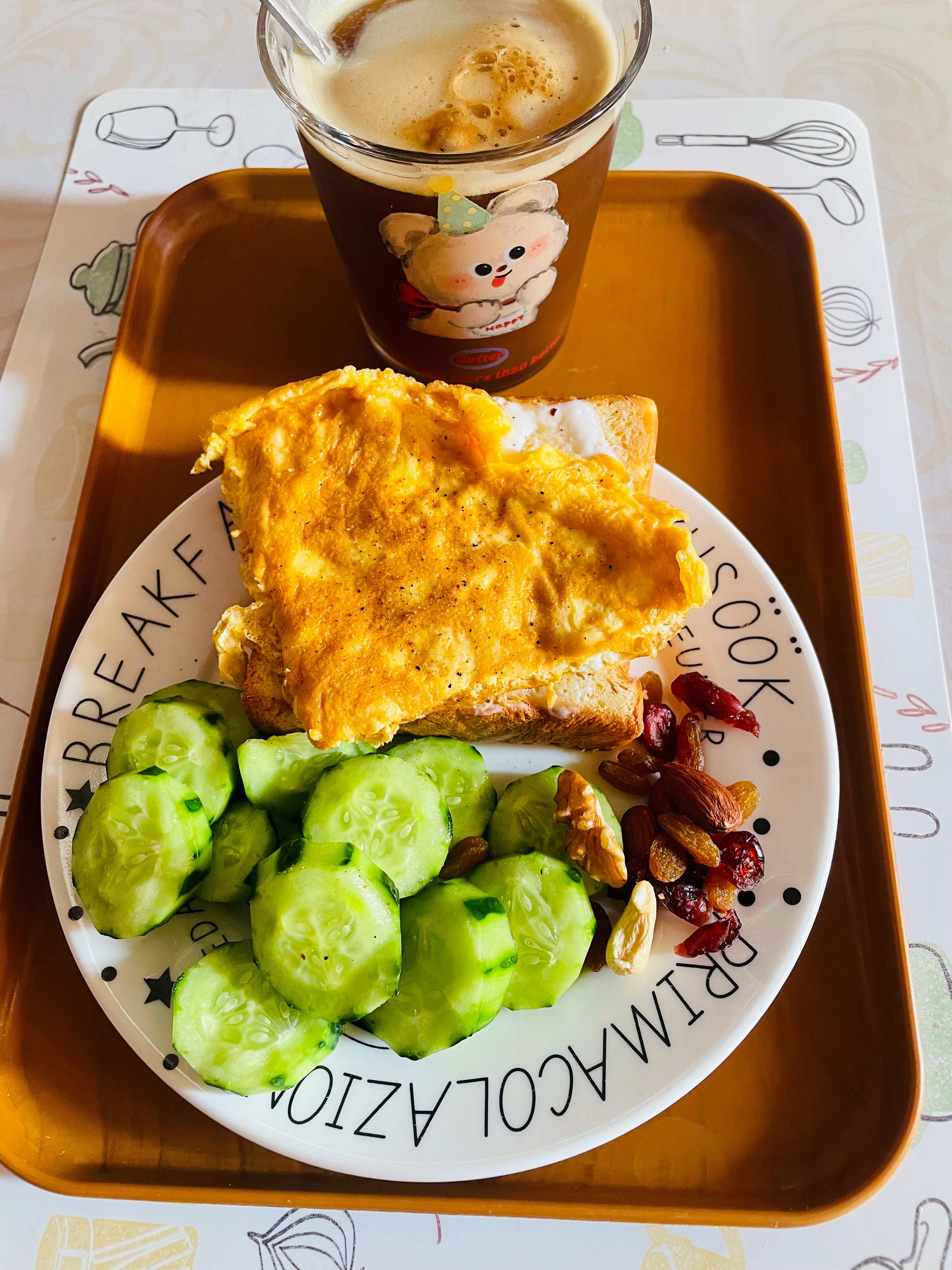 早餐🥣吐司🍞鸡蛋🍳黄瓜🥒 美式☕️今天又是巨巨巨热的一天 