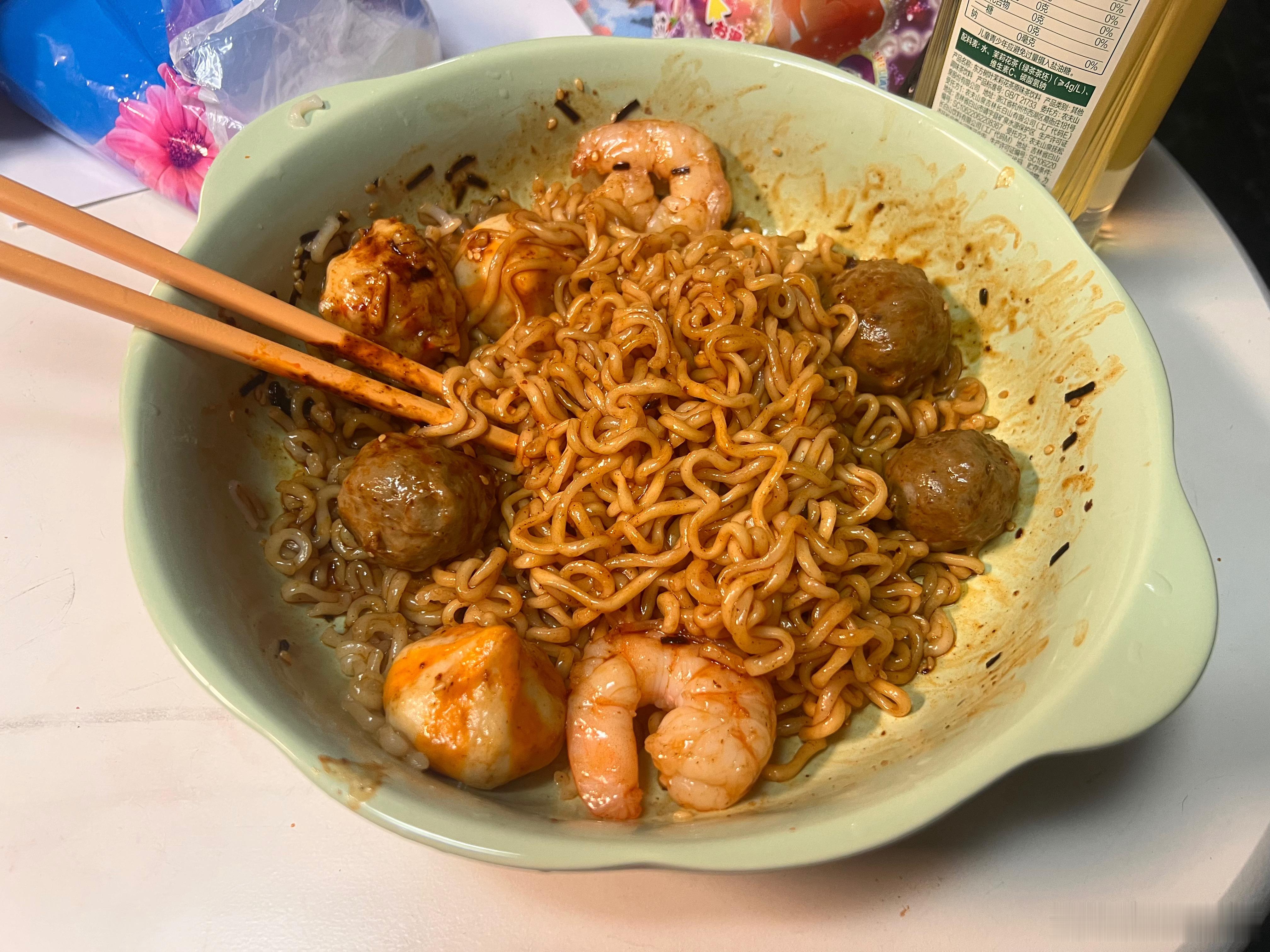 盒马这个自有品牌的火鸡面感觉比三养好吃啊，面很劲道…… （虾和丸子自己加的） ​