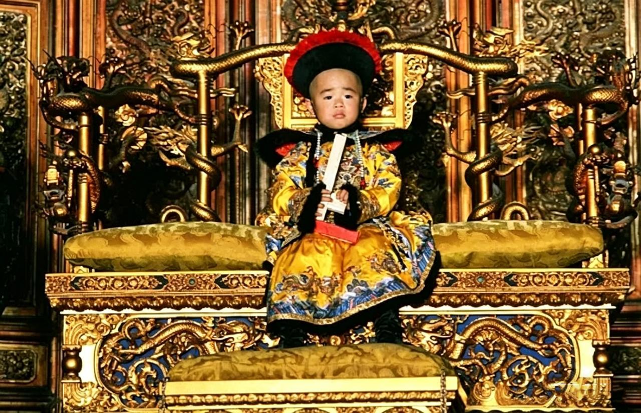 这是1987年电影末代皇帝中的剧照。这部电影最大限度地还原当年末代皇帝溥仪的人生