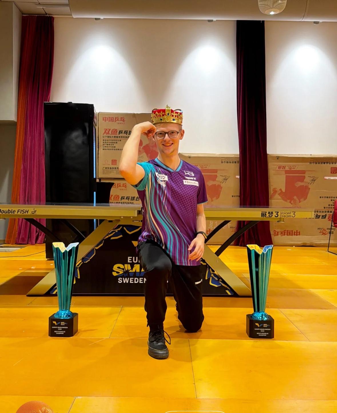 小勒布伦夺冠后模仿莫雷加德的招牌庆祝动作，并配文：在瑞典夺冠🏆
就得用这个动作