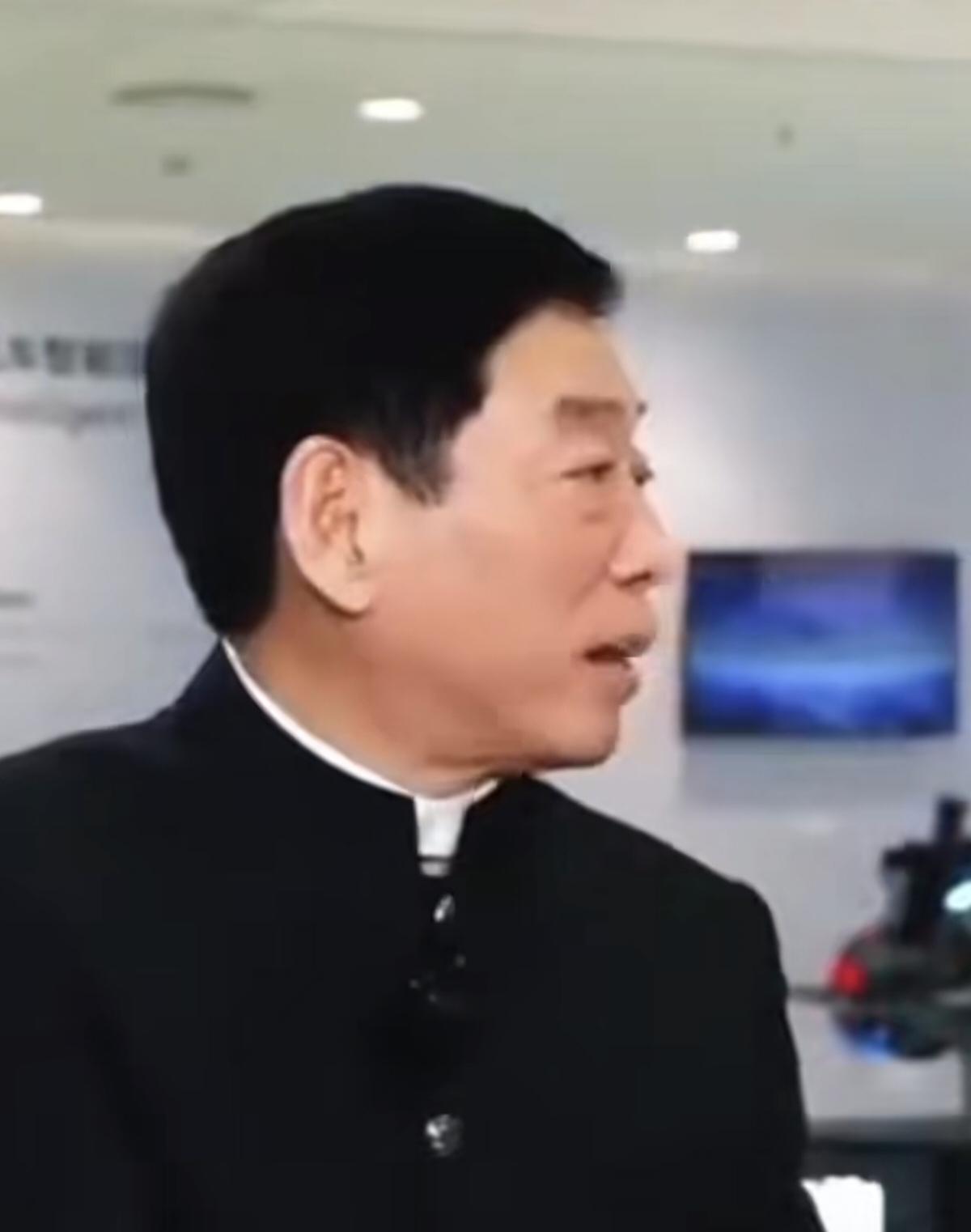 魏建军：圆形方向盘的操控逻辑经过长期民用车辆验证，操作顺滑顺手，而市面上为营造科