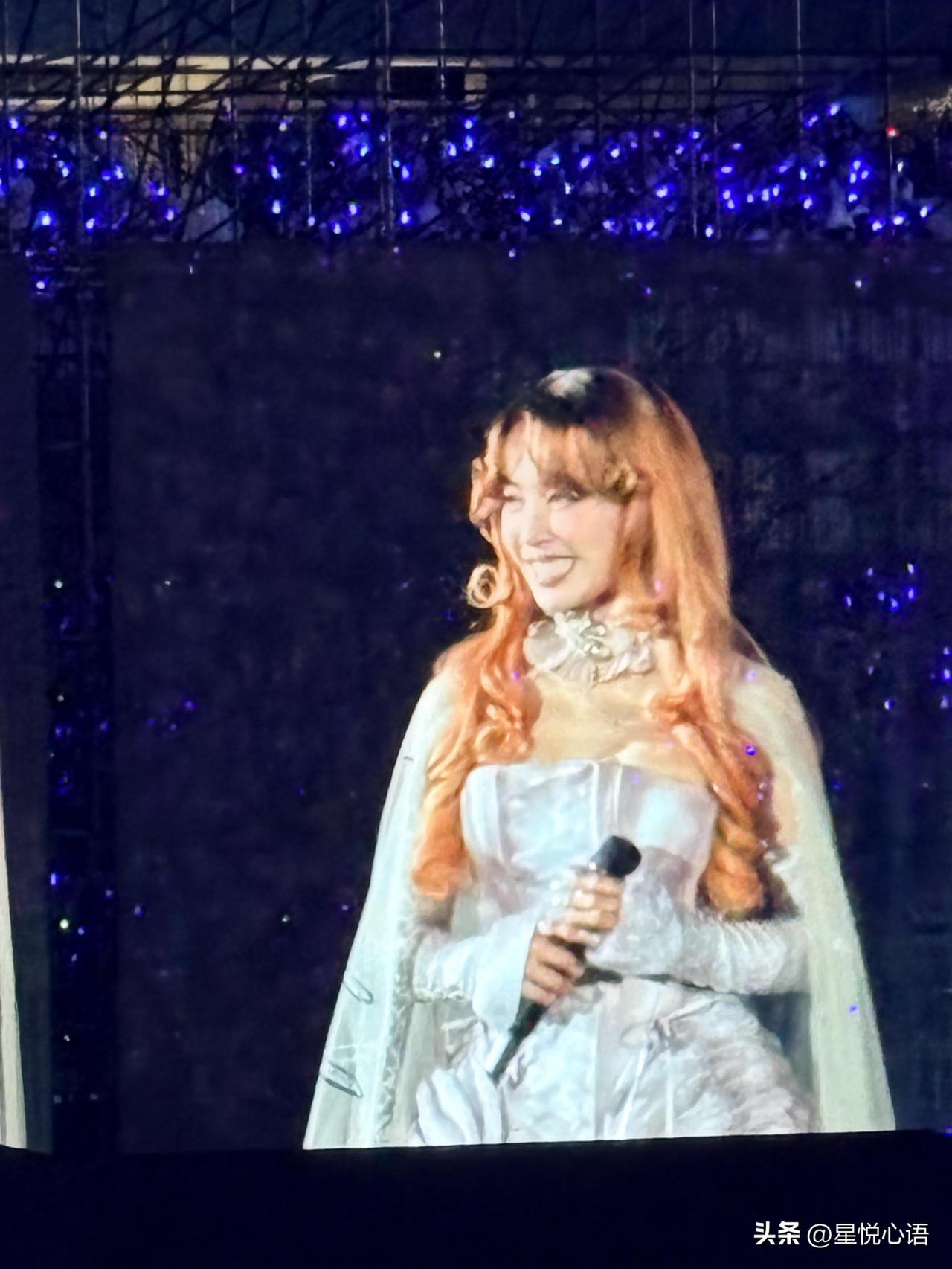 凭什么她火了二十多年还在巅峰？

谁的青春里没听过蔡依林啊！

小学时，她的《爱