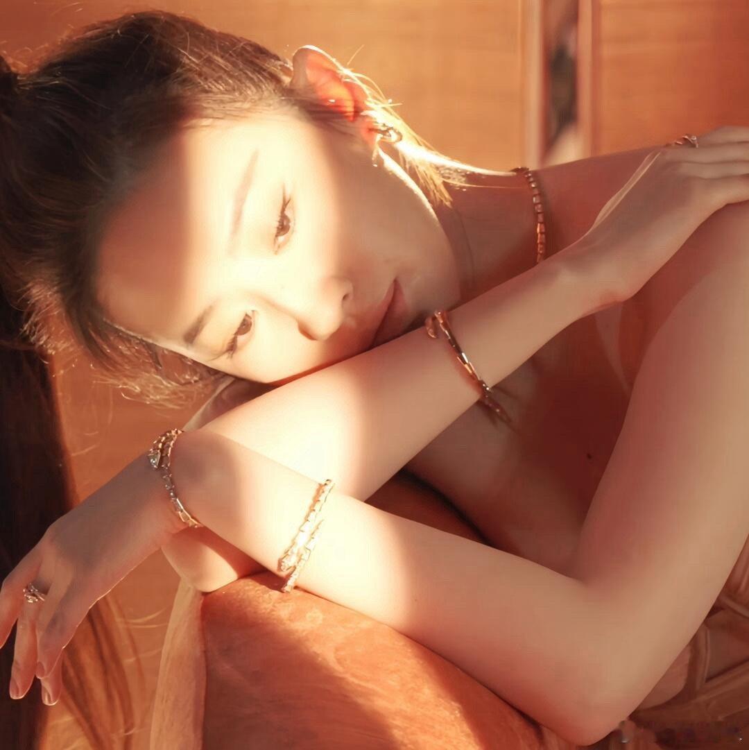 刘亦菲[超话]   好性感的神仙姐姐！很是仙美动人的刘亦菲！一袭米色的连衣裙，整