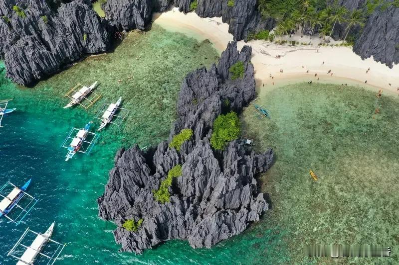 10月10日9时43分，菲律宾南部东达沃省以东海域发生7.6级地震，震源深度10