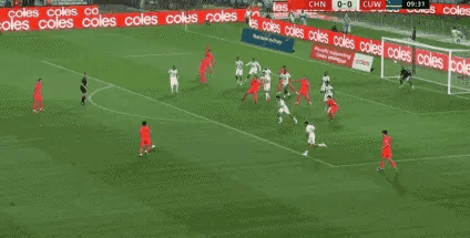 王上源这个拦截就是世界级！不知道的还以为这是世界杯！就这单后腰还被骂的一文不值！