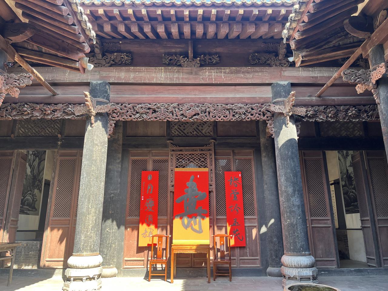 几百年的老建筑，正屋挂上一个大大的“寿”字，一下子就有古人过寿的感觉了[憨笑]