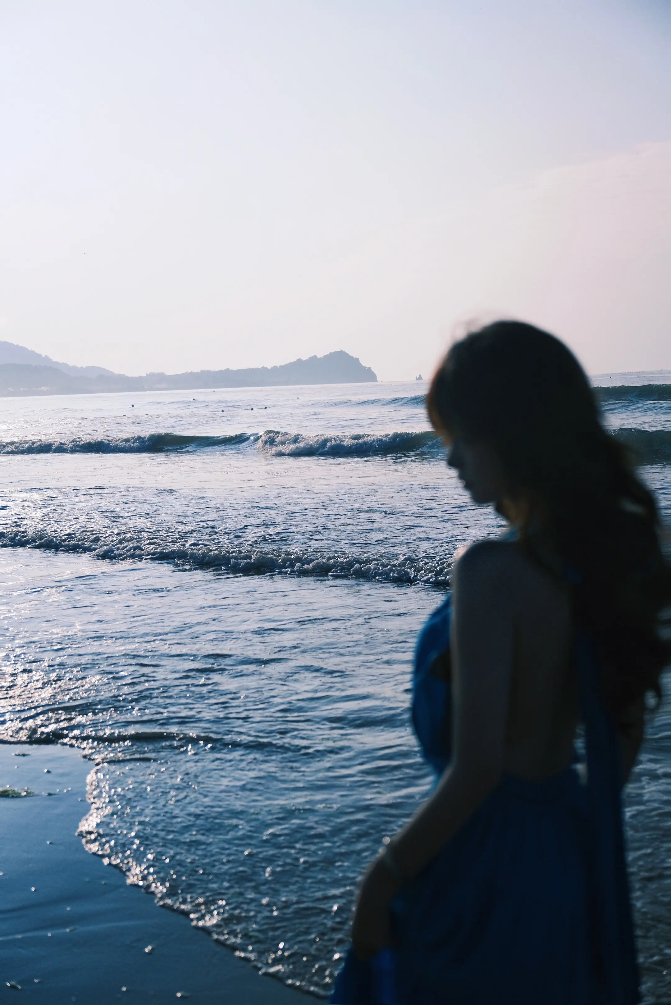 我只想和你坐在无人海边的一块漂亮石头上让海风把我们吹得粘粘的我们都不要...