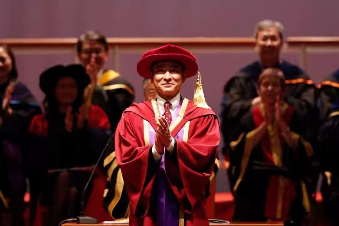 刘德华获颁香港浸会大学荣誉博士这已经是刘德华人生第三个荣誉博士头衔：1. 201