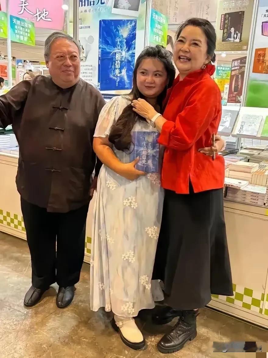 这是台湾某著名女演员一家三口的照片，女演员年纪大了，发福了，没想到她的女儿也长得