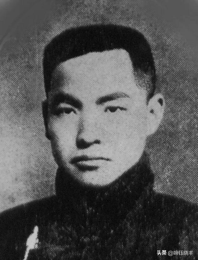 1909年的湖南宜章，秋意像一层褪不掉的薄霜，笼着邓家大院高高的马头墙。

院子