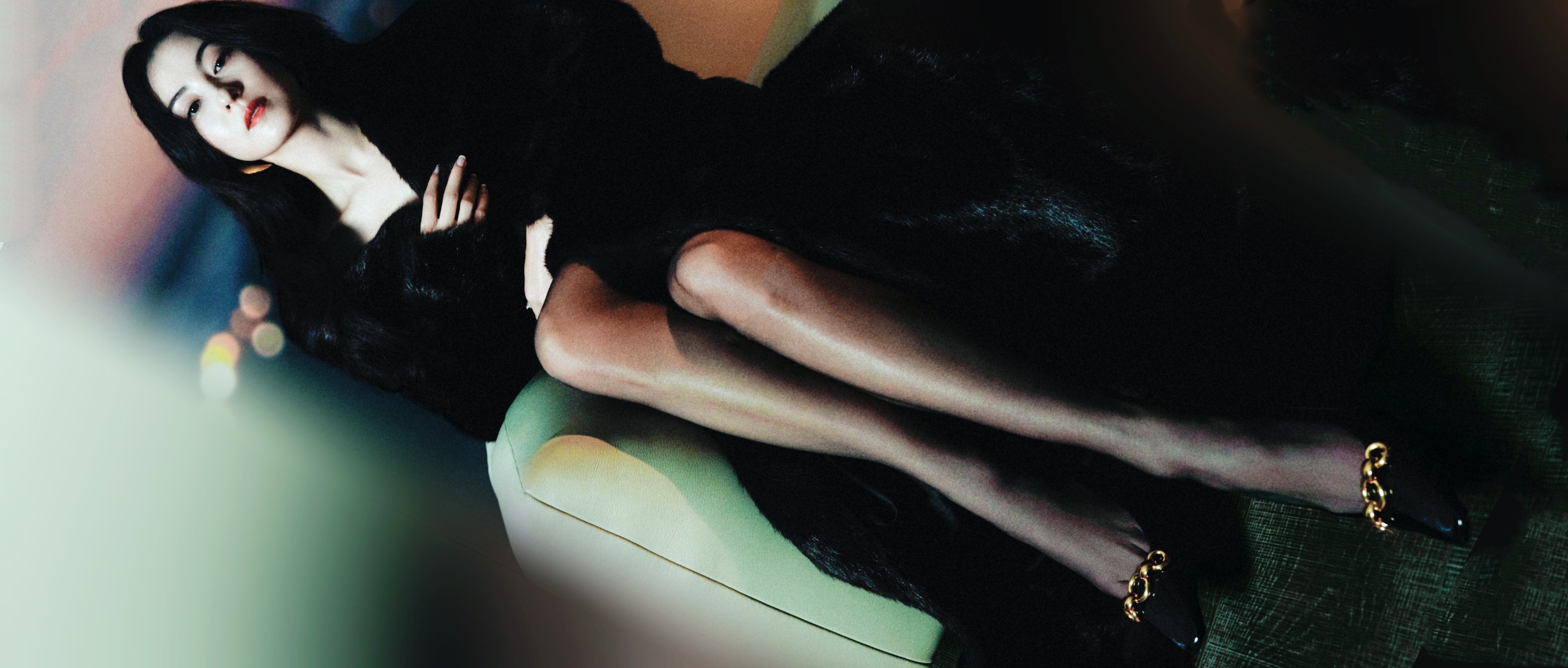 张柏芝精致穿搭美学：百变丝袜妆造大长腿，可飒可美。张柏芝