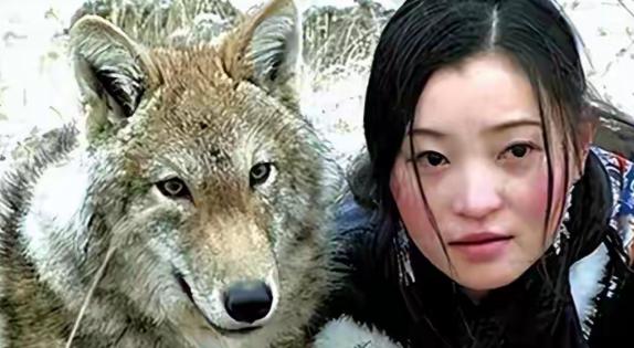 这样跨越物种的真情，应该被更多人看到。47岁的画家李微漪，为了养育捡到的小野狼，