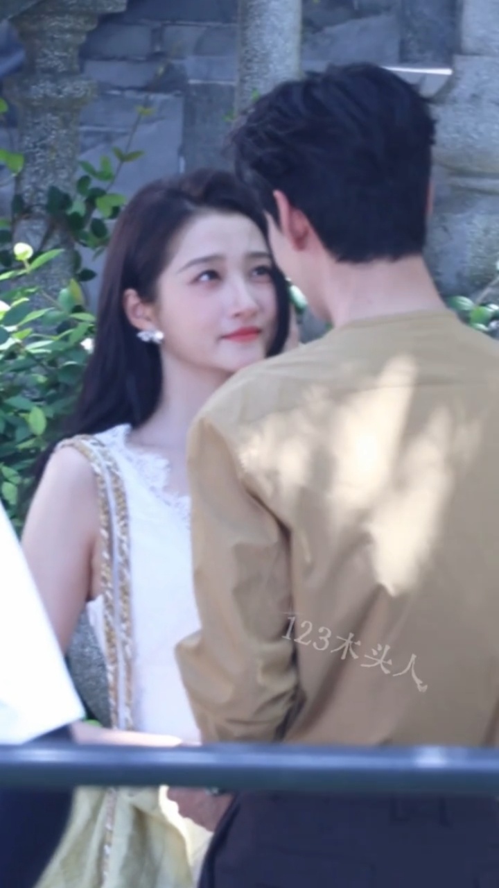 晓彤在红掌的造型就是窈窕淑女的具象化🤤今天的蕾丝白裙完全女神来的关晓彤蕾丝白裙