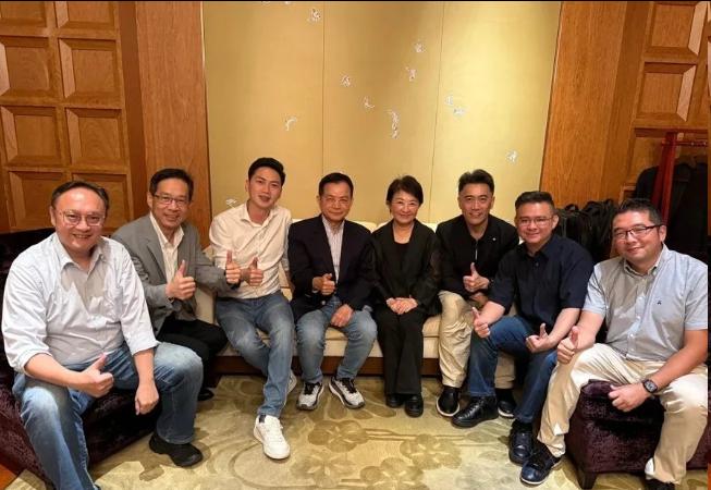 陈挥文：卢秀燕架空郑丽文，另立党中央。
 
麻烦看官老爷们右上角点击一下“关注”