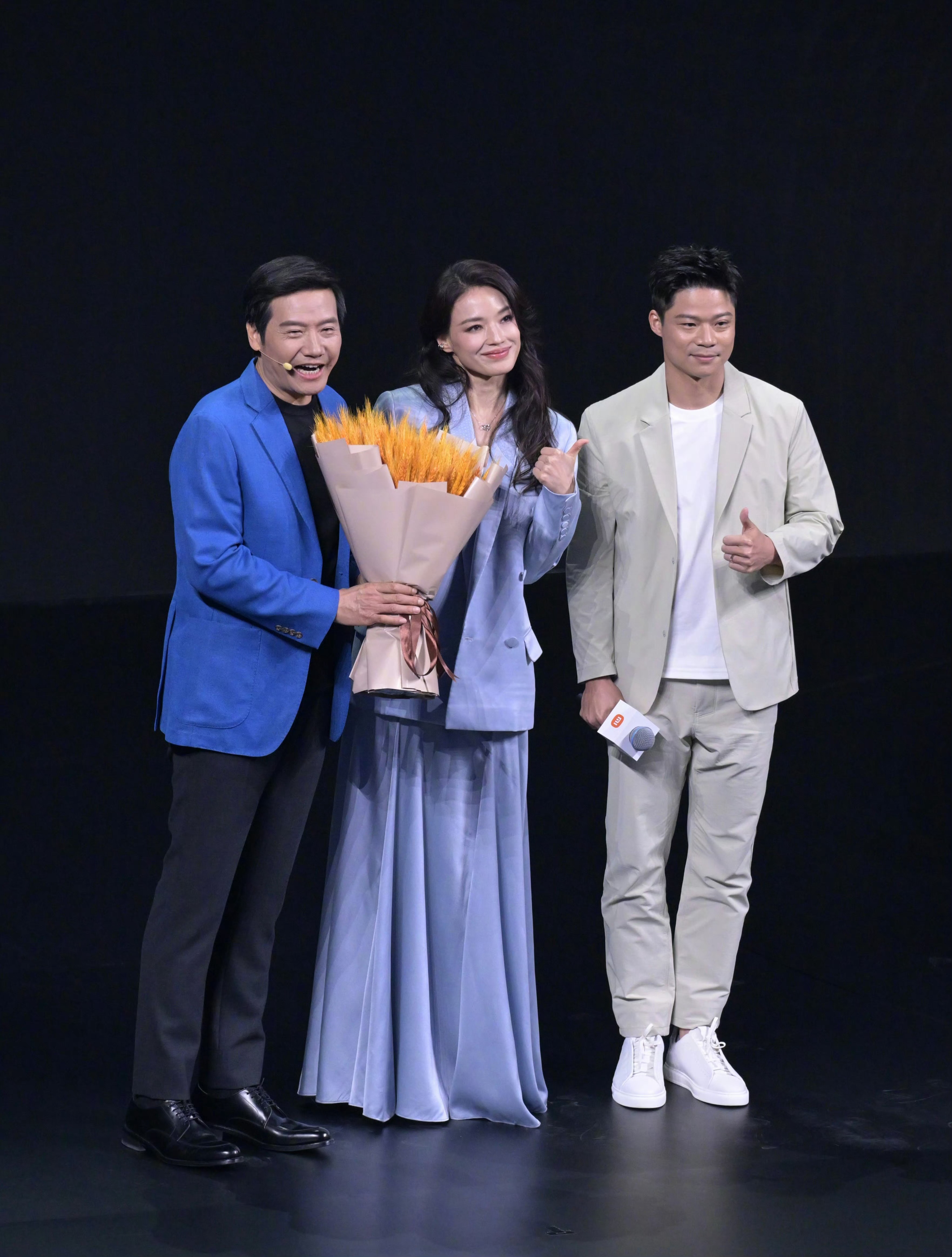 跟很多汽车品牌代言人只是发布会站台，拍个提车照片，甚至代言完其它品牌私底下开小米