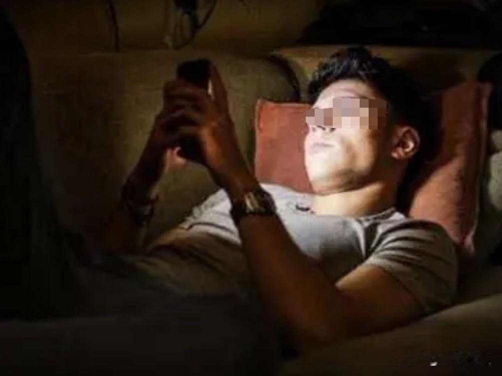 山东，一男子深夜无聊，在网上约一长相清纯、看着年纪很小的女子，两人相约开房，憧憬