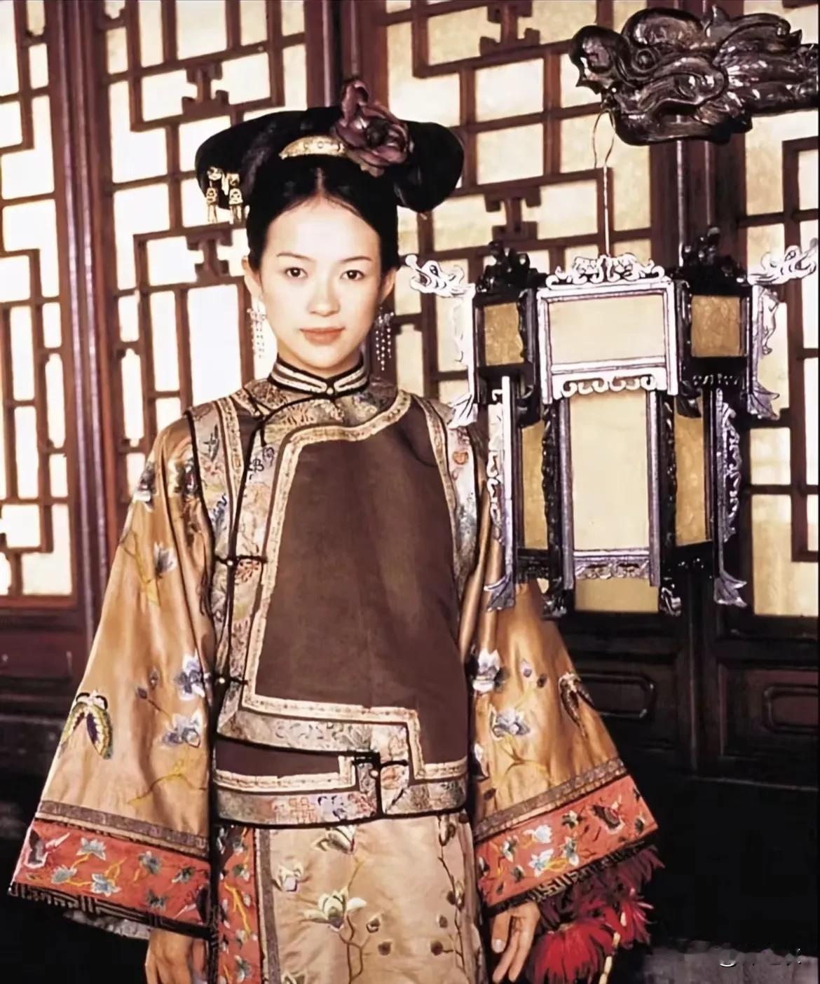 舒淇很好很美，但是她穿这种清装旗头应该不太好看，也不像一个明面上的大家闺秀。
