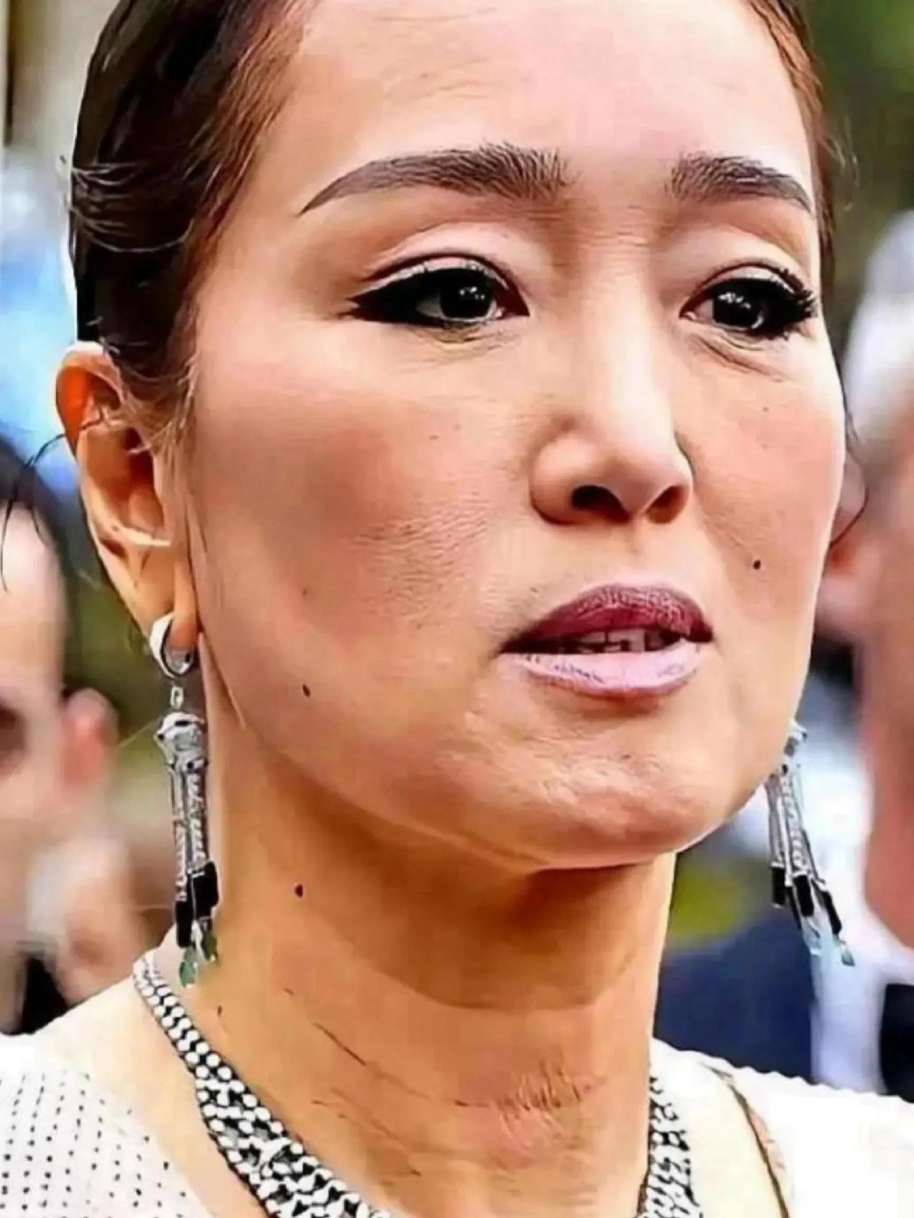巩俐！我不理解：有人说她不漂亮！

女人都是化妆起来好看点，不化妆人老了受不了都
