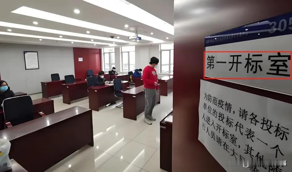 300万的设备采购1000元中标，这里面要是没猫腻3岁小孩子都不信？关键问题被谁