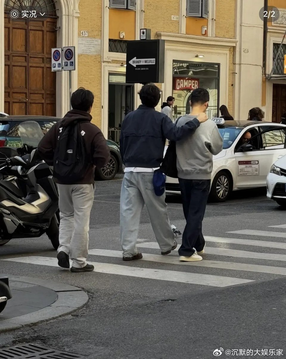 偶遇孔刘与男子搭肩散步为啥评论区都说老叔是给，这不是他经纪人吗？五十多岁的已婚大