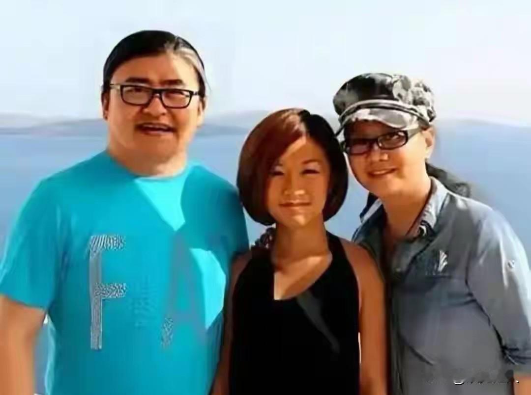 刘欢全家福曝光：女儿嫁到重庆，女婿个子不高，他最大的遗憾是没抱上外孙。

最戳人