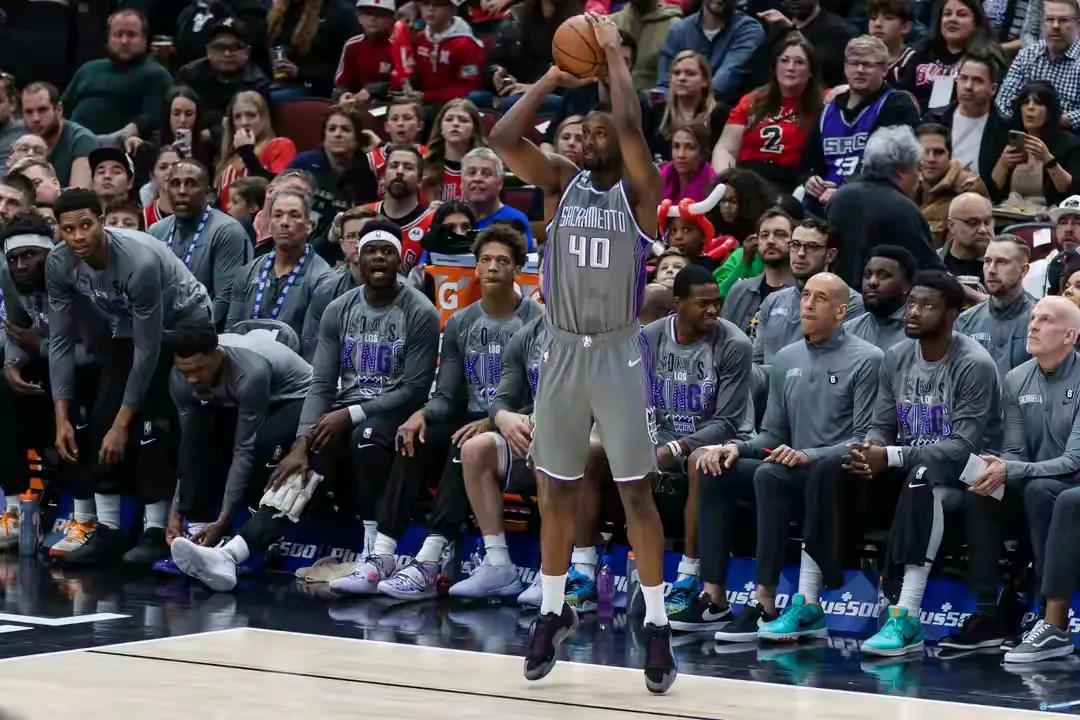 马刺赚大了，三方交易得到巴恩斯，新赛季担任球队首发小前锋。
第一，马刺放弃交易布