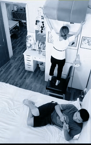 这样的男人真的是挺可恨的。
女人蹬个凳子在收拾柜顶上的东西，因物件太重，女人有些