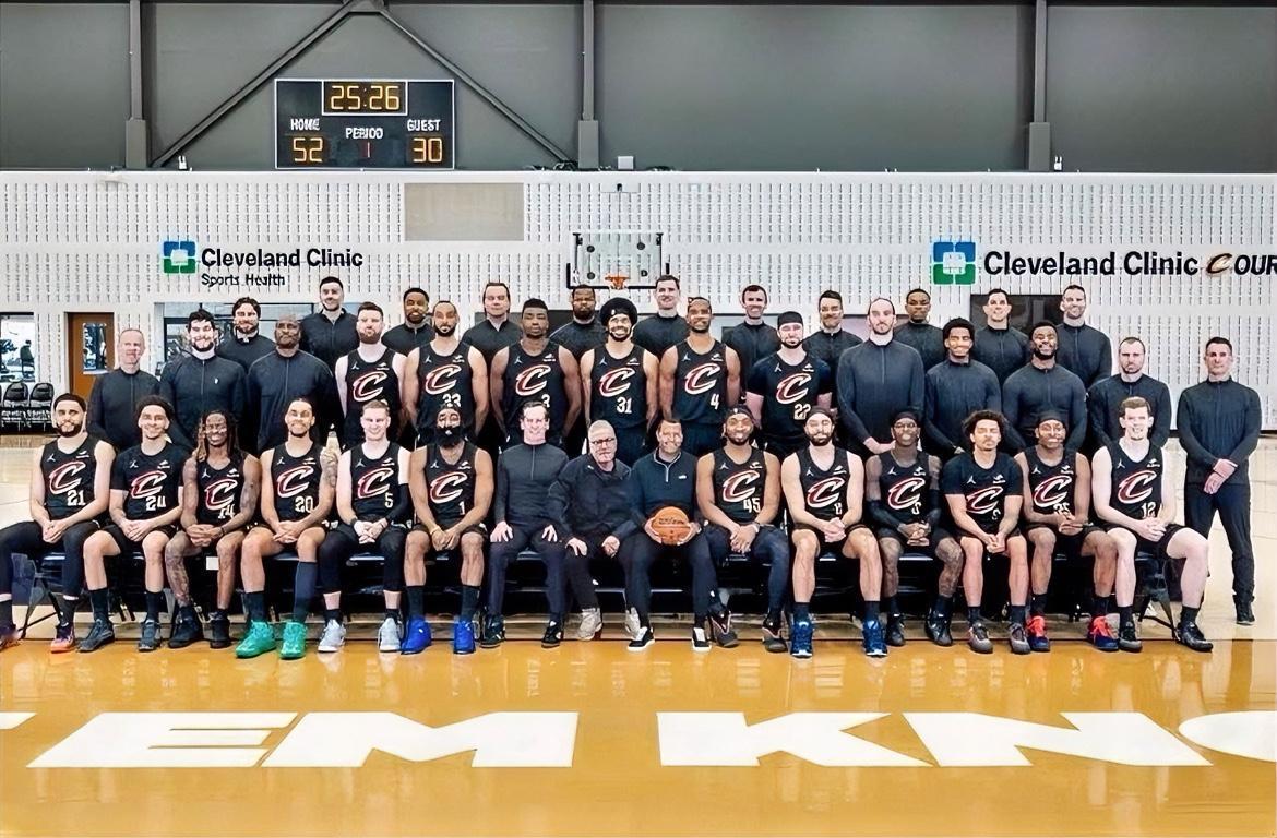 杜兰特：三弟，你们这主帅阿特金森毋庸置疑的登吹第一人啊！拍照还要挨着你坐？？？