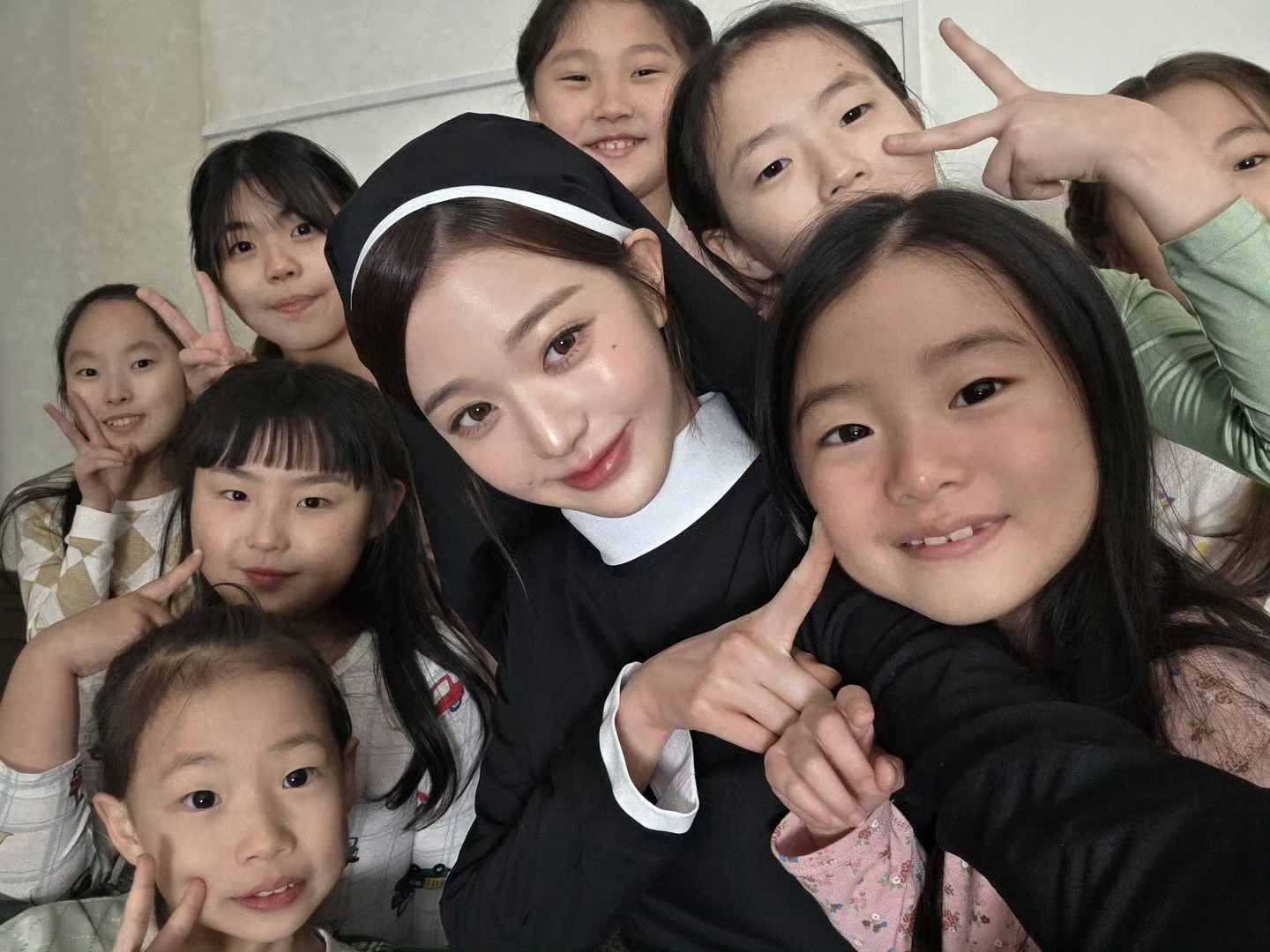 张元英的脸比小朋友还小好可爱呀 