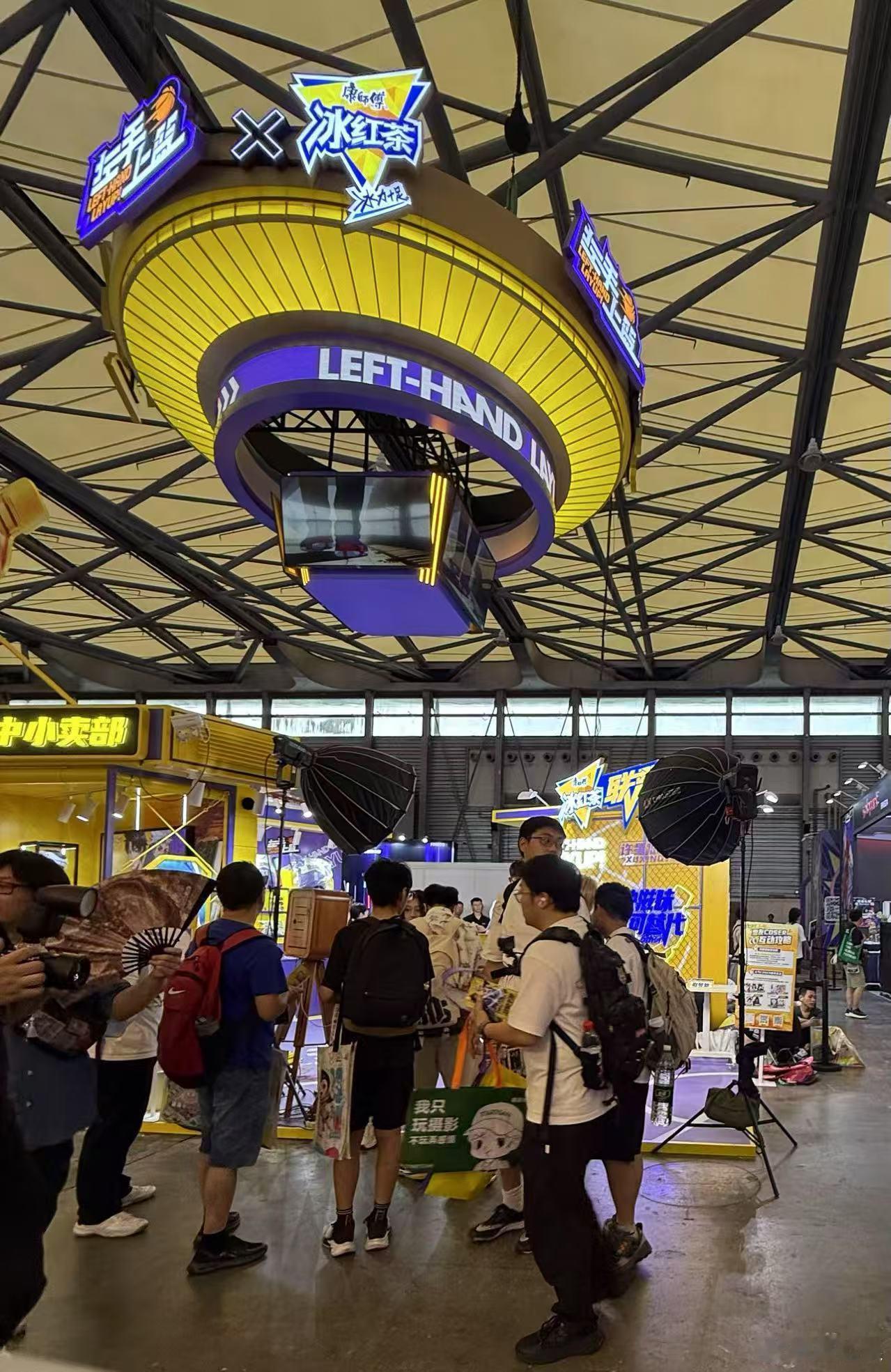 康师傅冰红茶在2025ChinaJoy 的含金量懂得都懂！现场都是人，尤其是左手