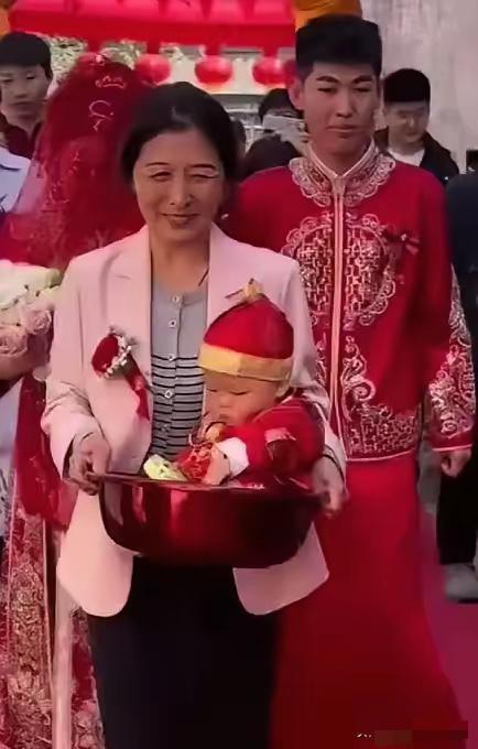 瞬间破防！陕西新娘出嫁当日，带着刚满月的侄子一同过门。孩子父亲因公殉职，母亲也悲