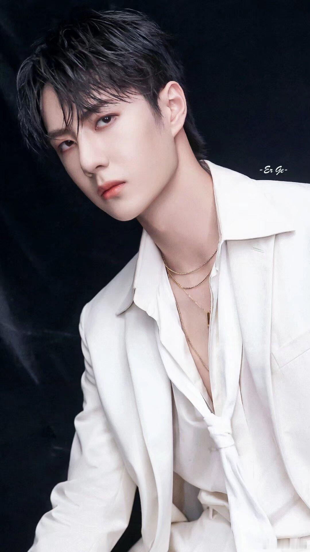 王一博 丨青年演员王一博 你携缓缓月色而来，而雪也好似温柔弥漫。