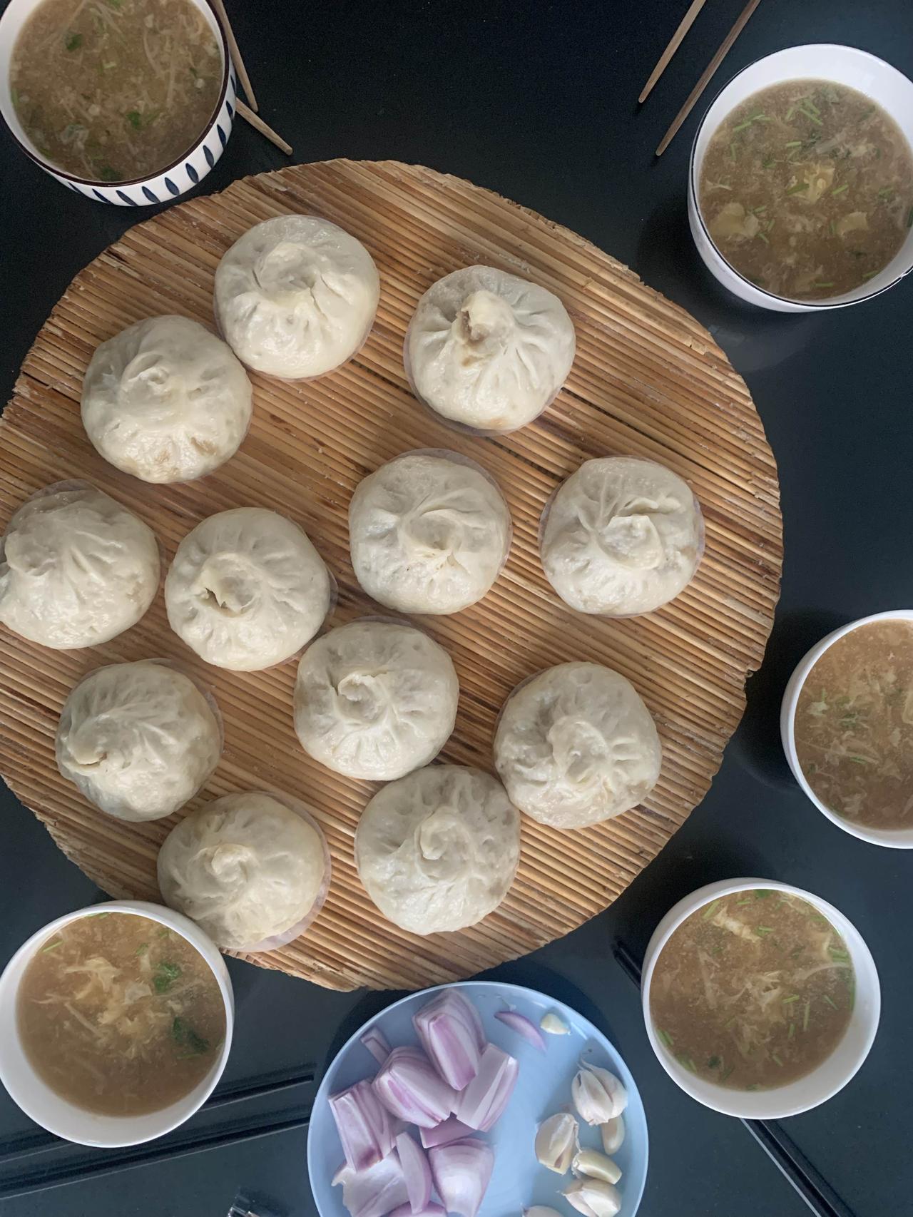 打卡今日晚餐
今天晚上做的省事的，精肉灌汤小笼包，只做的包子没炒菜，每人一碗金针