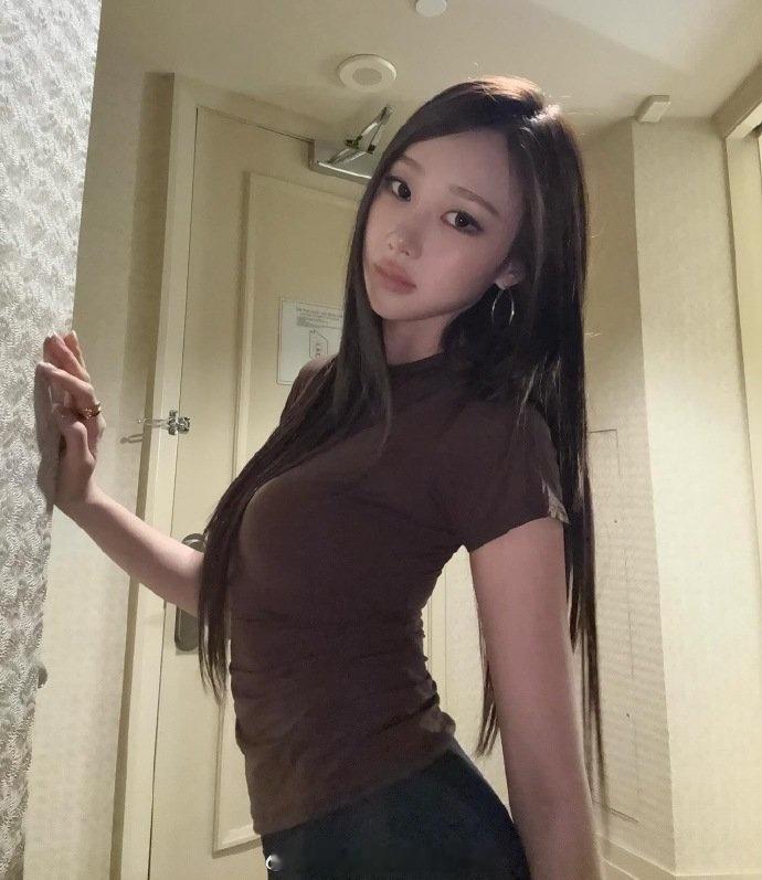 还好吉赛尔在长中庭触犯天条的小韩得以幸存妆容重眉眼 中庭打上大面积腮红 嘴唇裸色