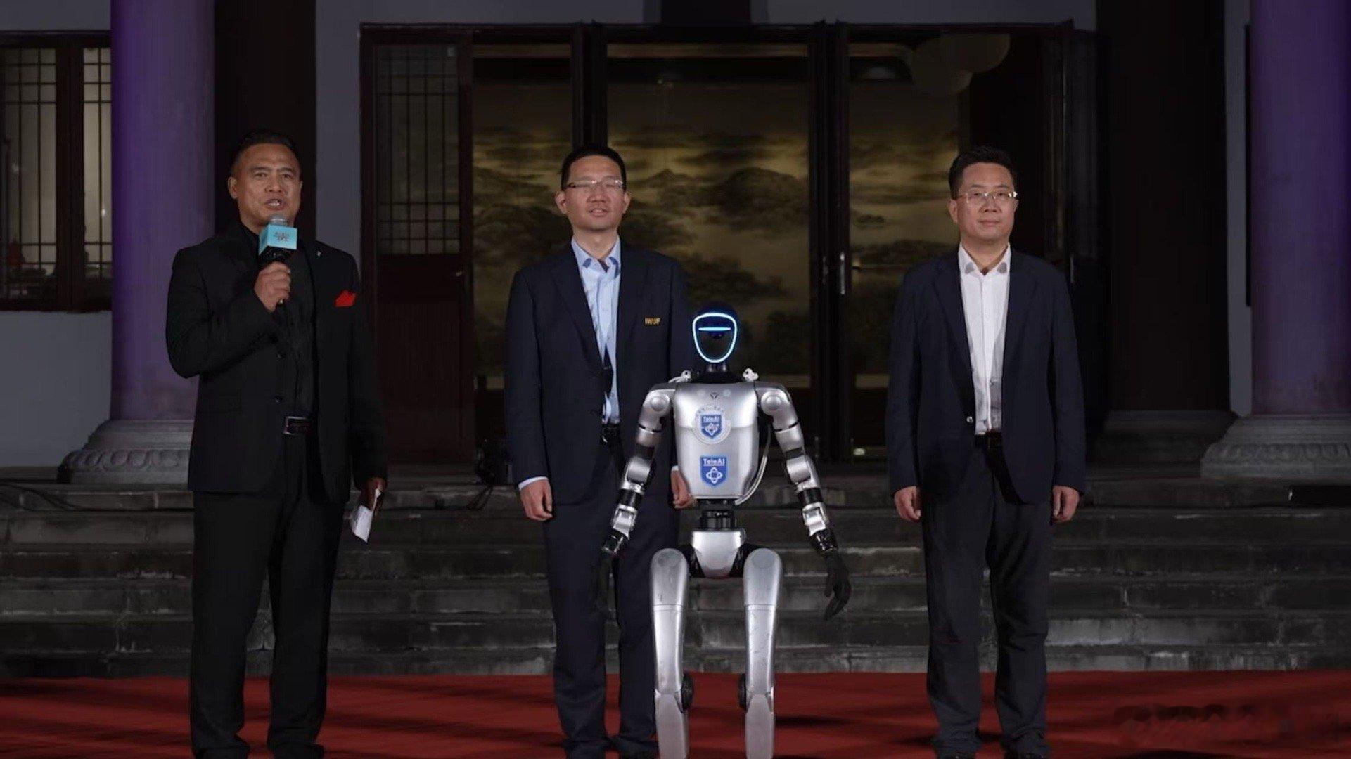 王力宏伴舞机器人跳槽去打武术了 机器人OS：打工就要选对平台！前脚在王力宏舞台上